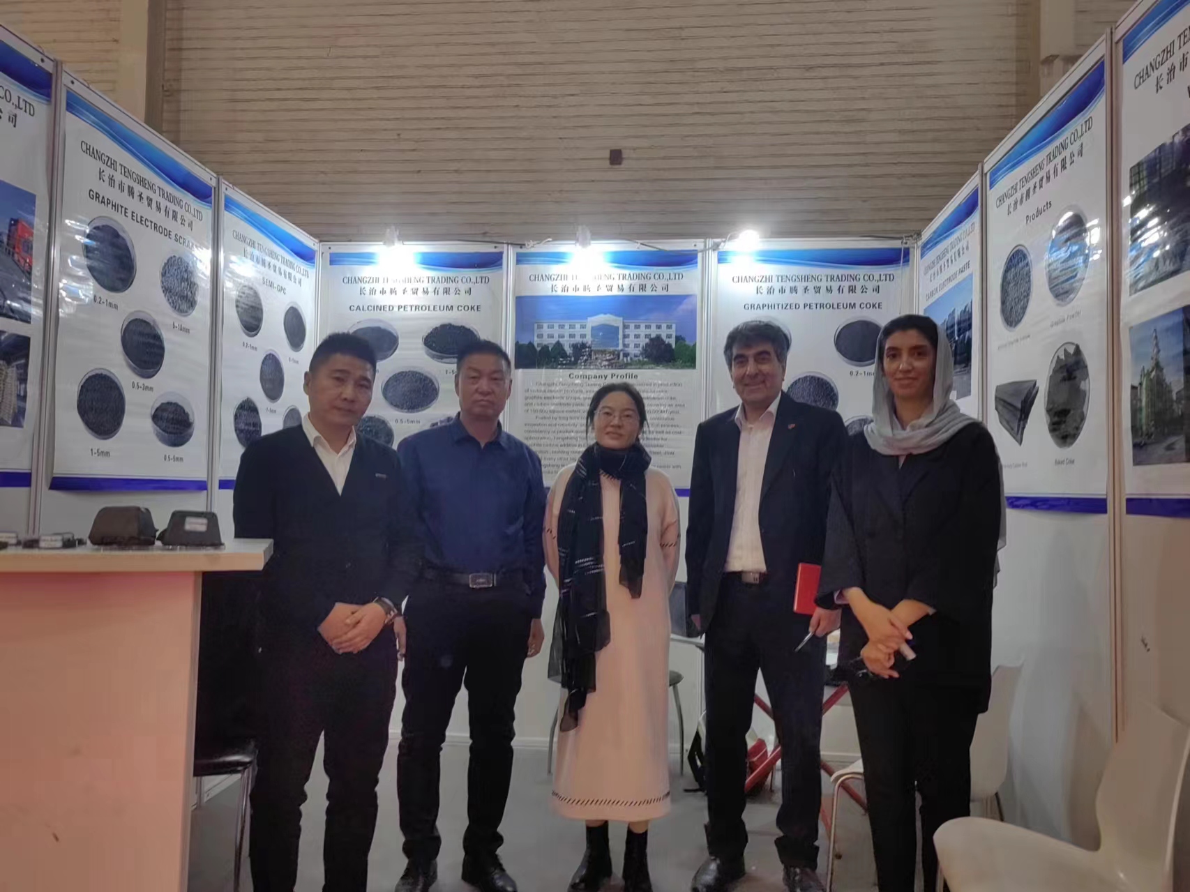 我司于2023年11月参加伊朗国际钢铁冶金铸造展IRAN METAFO，与客户相谈甚欢，合照留念。